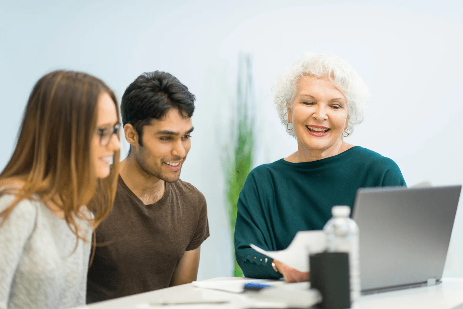 Mujer emprendedora gestionando su negocio con seguro profesional para autónomos en Logroño