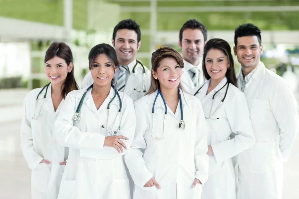 Grupo de profesionales sanitarios representando la cobertura médica de seguros de salud en La Rioja