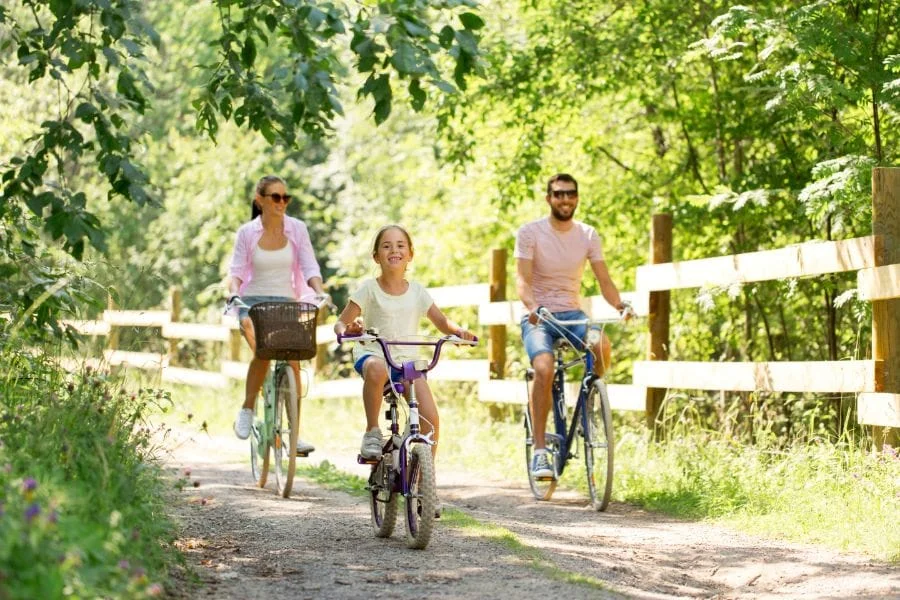 Familia en bicicleta representando protección con seguro de accidentes para residentes de Logroño