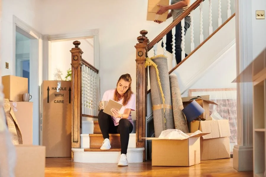 Mujer en la mudanza de su nueva casa con un seguro de hogar de Yolanda Lozoya en Logroño