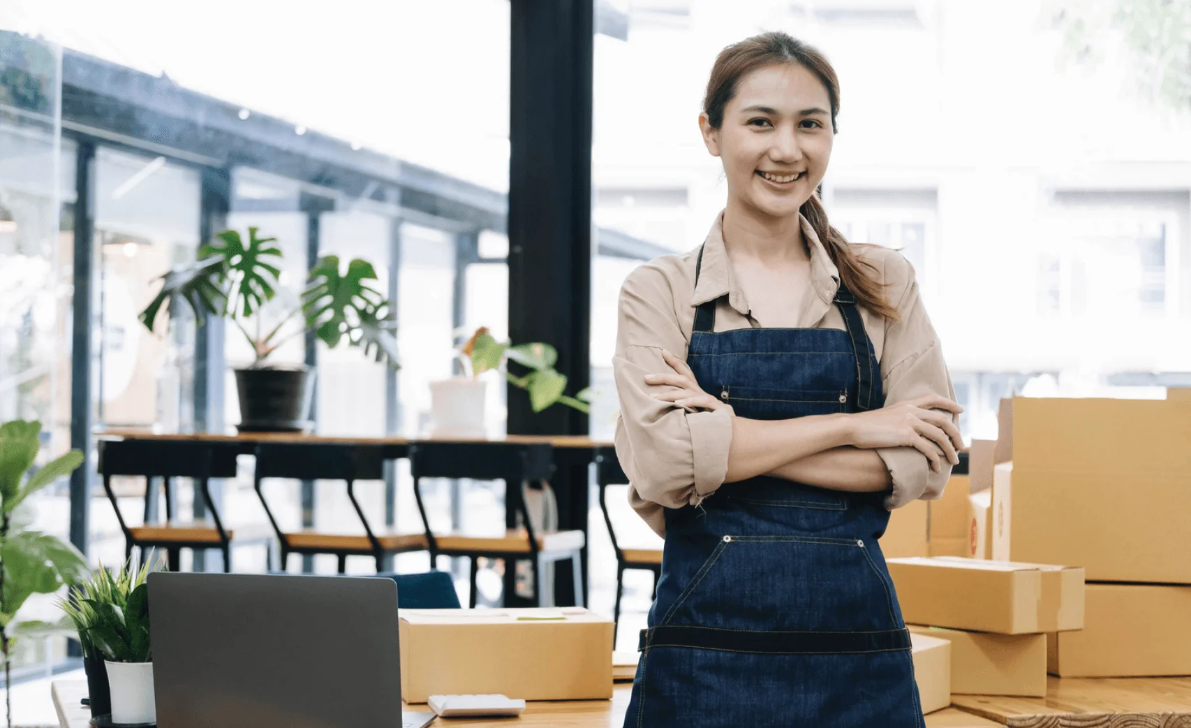 Mujer autonoma en su oficina de paqueteria urgente protegida por un seguo de Yolanda Lozoya